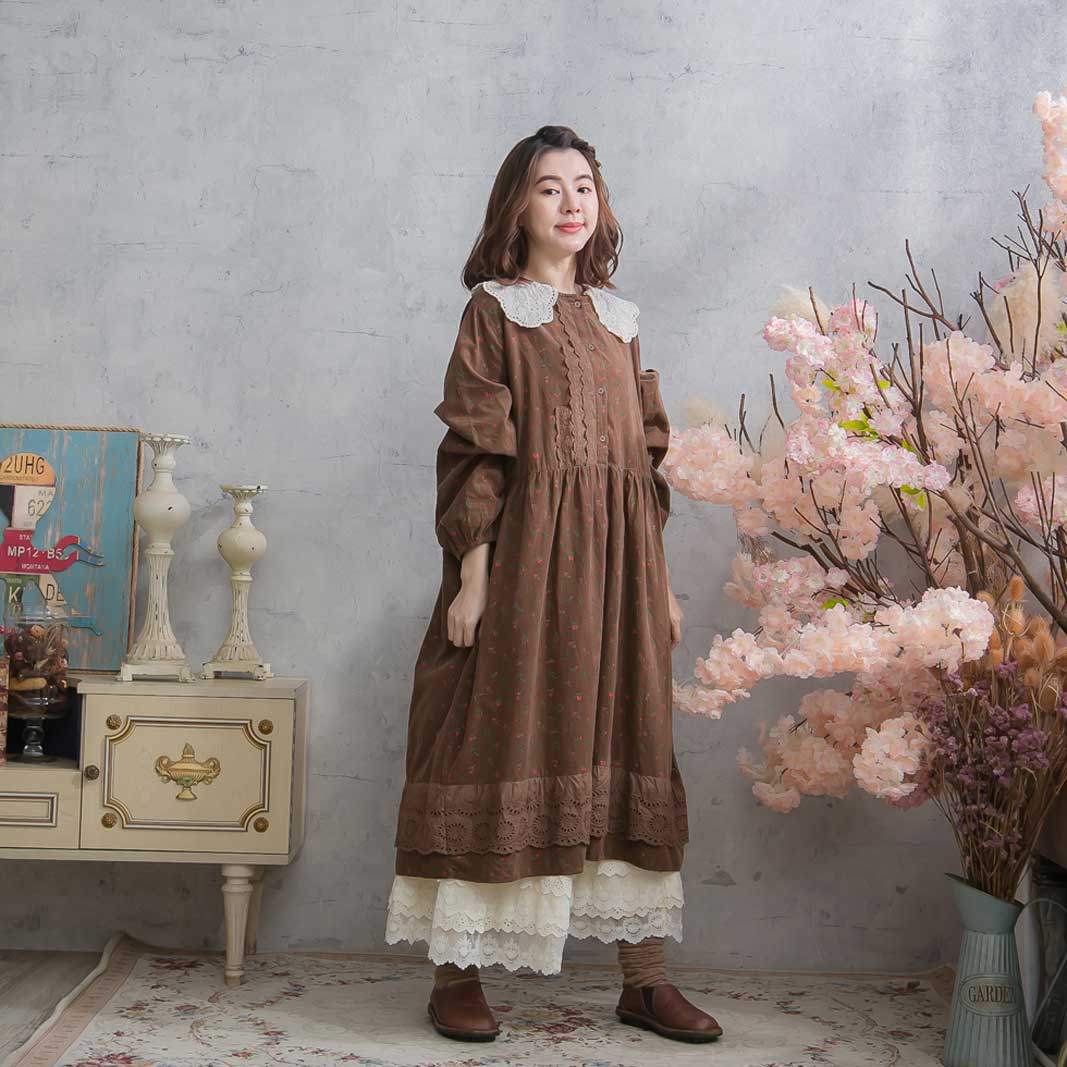 全2色 長袖刺繍レースコーデュロイロングワンピース 冬用レディースファッション 茶色 見せ 秋服 冬服 ワンピース セーラー風 襟 全2色 茶色 ブラウン ワンピース 小花柄 ブラウン 長袖 コットン100 綿100 天然素材 スカラップレース 秋服 秋物