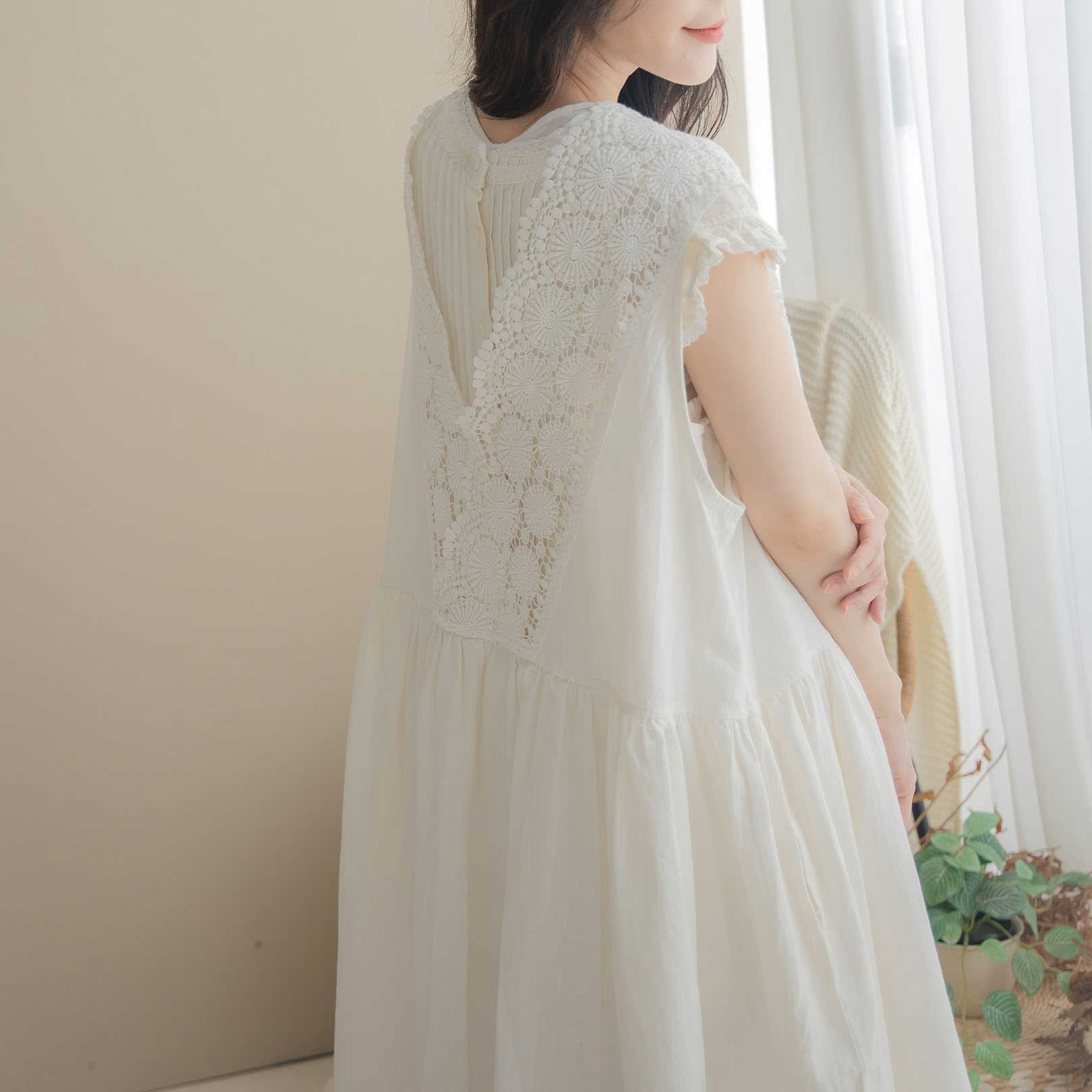 待望入荷!ワンピース「前後に咲く贅沢な刺繍レース、心ときめく大人の装い」素肌を抱く高密度生地が、四季の重ね着に安心と彩りを添える一着 【オフホワイト 白色】【リネン100% 麻100%】 「再販売 春 夏 秋 冬 服」【124036】