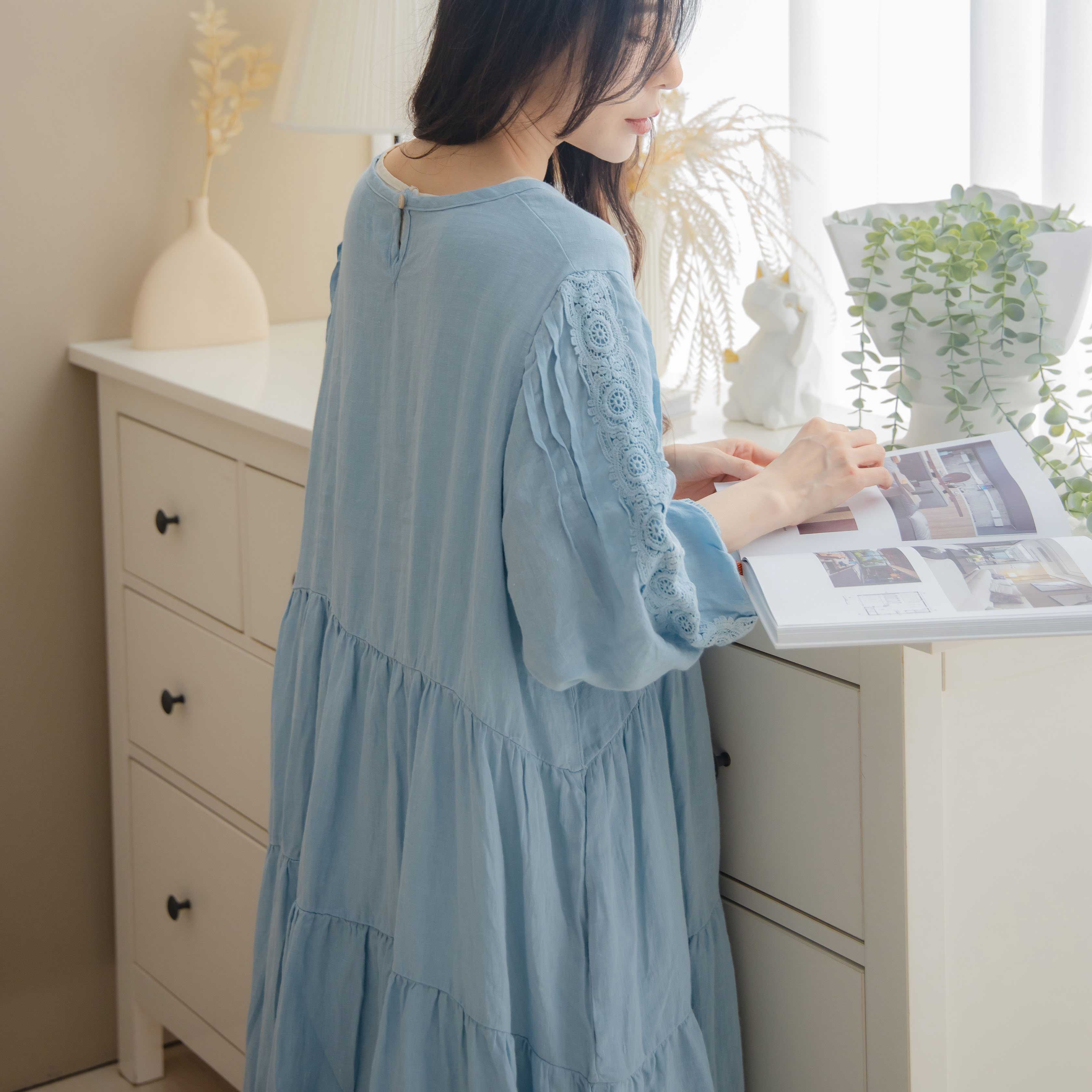 涼夏支度!ワンピース「風を纏い、歩くたびに心躍る贅沢な揺らめき」刺繍レースが品格を際立たせるロング丈。体型を拾わず、リネンの解放感に包まれる一着。【ブルー】【リネン100%】「2026春夏新作 第1章」【126010】|Mycloset