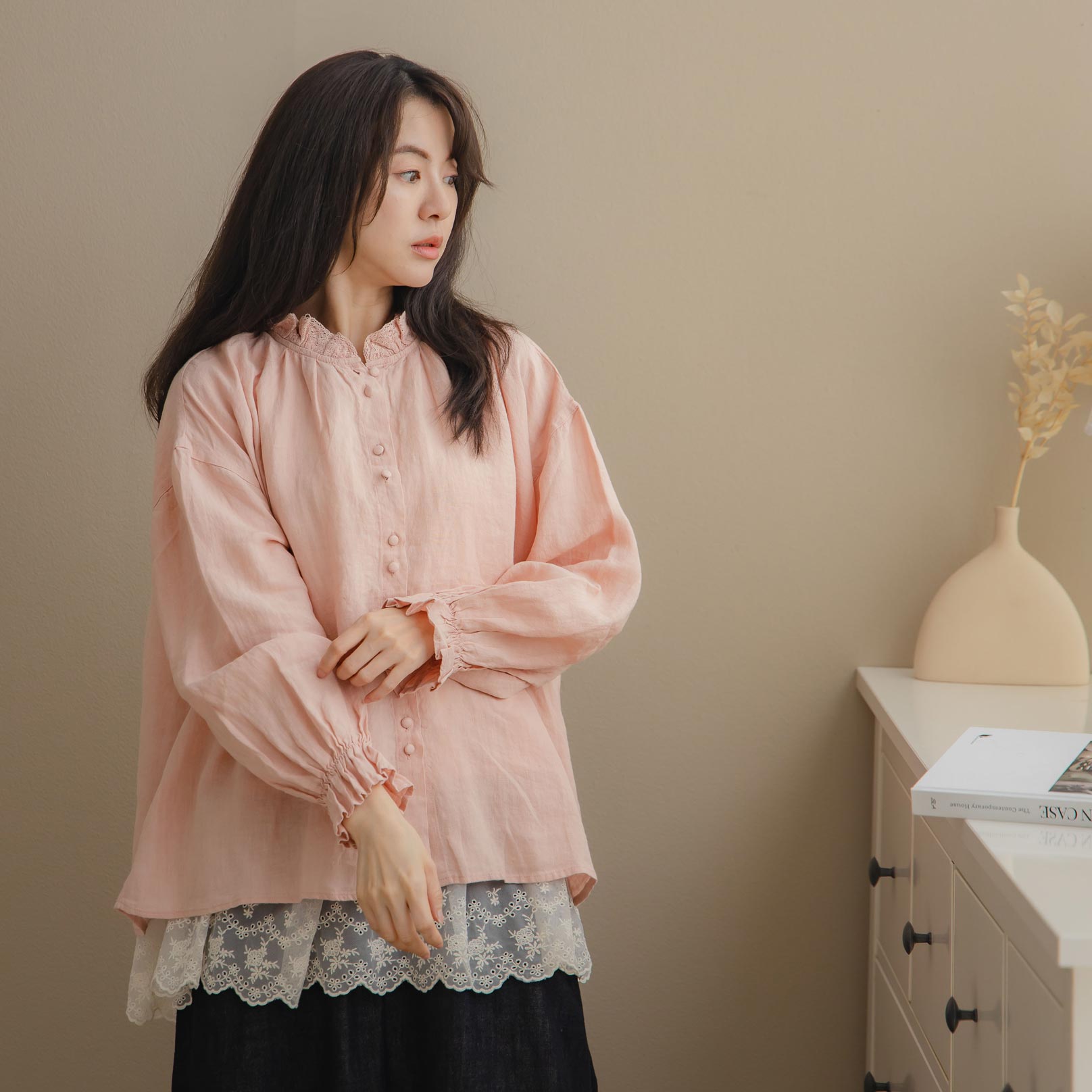 ブラウス「春風に心解ける、桜色の幸福を纏う」贅沢な刺繍が揺れる可憐な装い。身体を包む至福のゆとりが、日常を特別な物語へと変える。 【 ピンク 桃色 】【 リネン100% 麻100% 】 「2026春夏新作 第１章」【126052】 9,472円