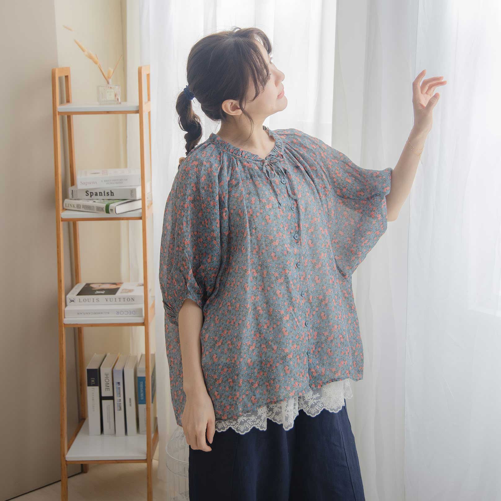 ブラウス「心まで軽やかに。圧倒的な解放感と風が通り抜ける、極上の余白を愉しむ」可憐な小花が舞い、極薄リネンが肌を撫でる一枚。【 ネイビー 紺色 】【 リネン100% 麻100% 】「2026春夏新作 第３章」【128015】｜Mycloset