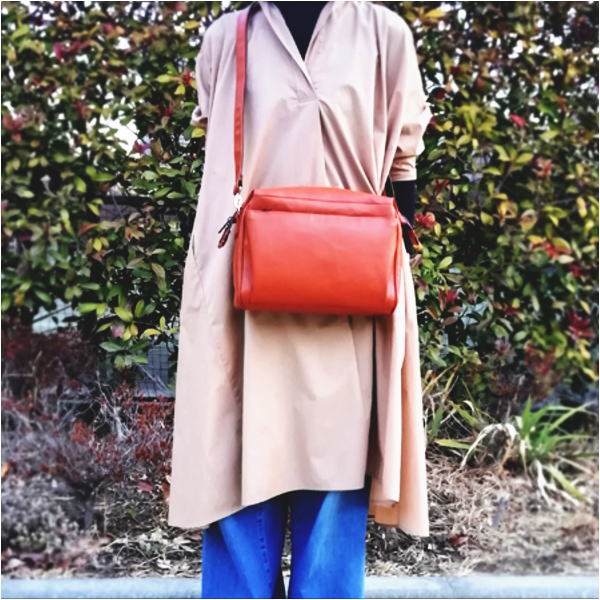 ワイヤー型ショルダーバッグ「ボックス」柿茶 合皮 ハンドメイドバッグ 8,889円
