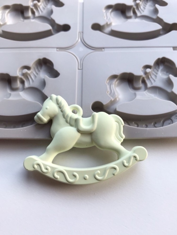 楽天市場 期間限定 全品送料無料 木馬 ベイビー おもちゃ 子供 オーナメント シリコンモールド アロマワックスサシェ サシェ クレイケーキ アクセサリー チャーム キャンドル アロマストーン レジン インアリウム クリアリウム エポキシ樹脂 石膏 Myrtille Craft