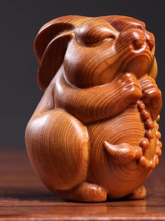 干支 置物 木製 無垢材 崖柏 工芸品 彫刻 インテリア 卓上 オーナメント オブジェ リビング 玄関 縁起物 十二支 卯年 手のりサイズ チャイナ かわいい ウサギ