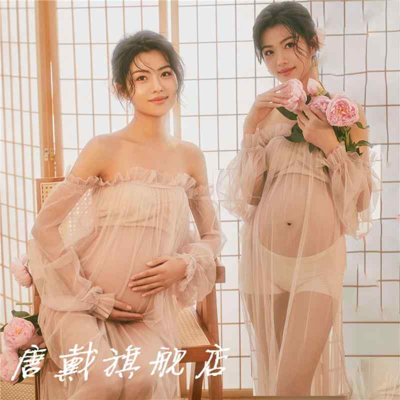 マタニティ フォト おしゃれ ファッション 写真 スタジオ フランス 美しい 妊娠中 ピンク チューブトップ ドレス 大きい腹 アート フリーサイズ チュールスカート