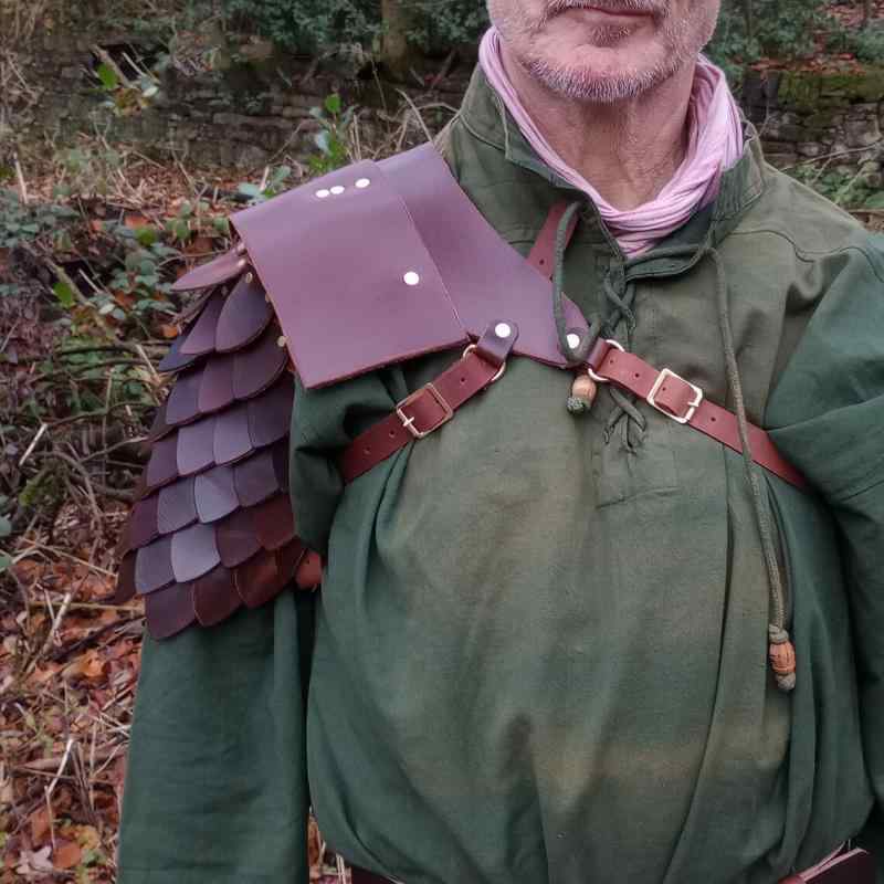 肩当て コスプレ 衣装 欧米 ファンタジー 中世 ルネサンス 片肩 魚鱗 レザー 革製 鎧 アーマー ハロウィン イベント 仮装 大人用 黒 ダークブラウン