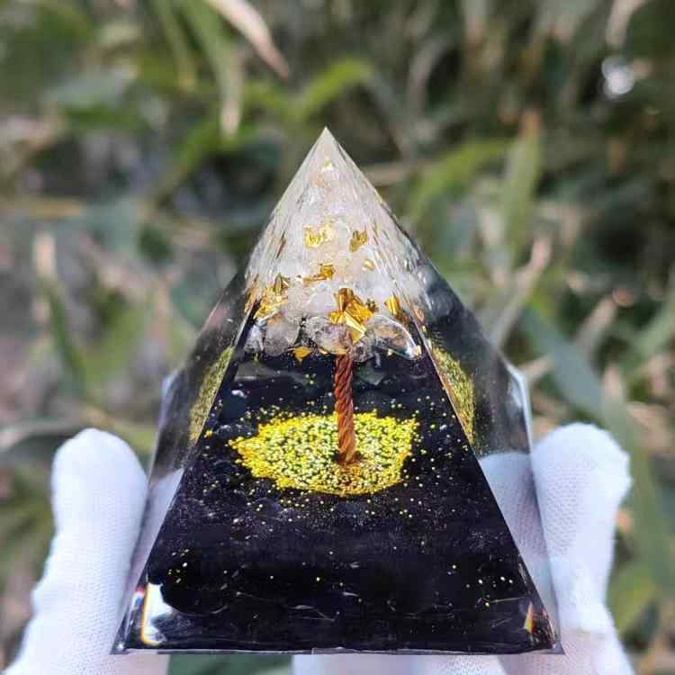 置物 ピラミッド 水晶 さざれ石 レジン ハンドメイド 卓上 インテリア おしゃれ 樹脂製 手作り モダン シンプル オブジェ