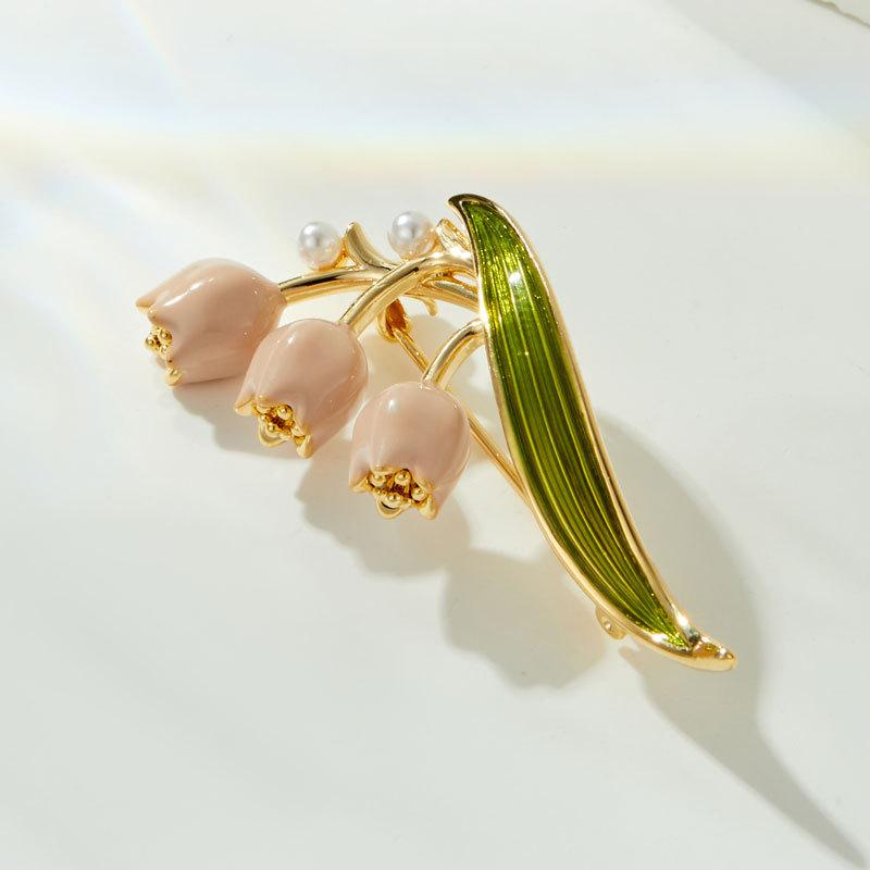ブローチ レディース 高級感 エナメル加工 繊細なすずらんの花モチーフ シンプル 上品なデザイン かわいい フラワーピン 真鍮製 ギフト プレゼント