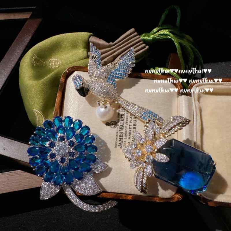 ブローチ レディース オウム モチーフ 18K金メッキ ロイヤルブルー 大粒ジルコニア 花 フラワー コサージュ ヴィンテージ風 エレガント フォーマル 結婚式 入学式 卒業式 パーティー ギフト プレゼント