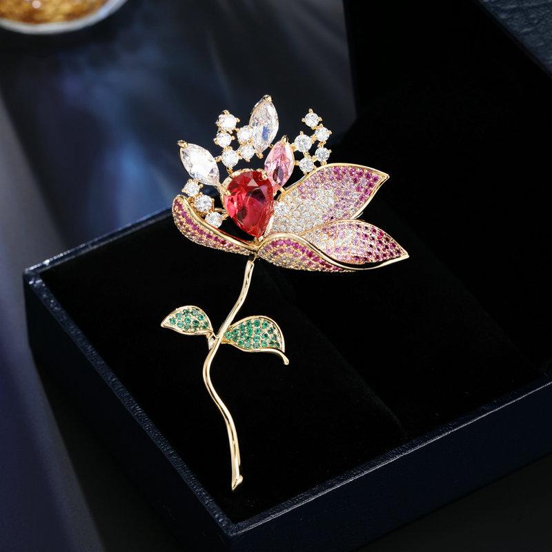 ブローチ レディース 高級感 華やか ジルコニア 総石留め 上品 エレガント ロータスフラワー 花モチーフ ファッション 通勤 フォーマル 結婚式 パーティー チャイナドレス スーツ コート アクセサリー 銅製 多色展開