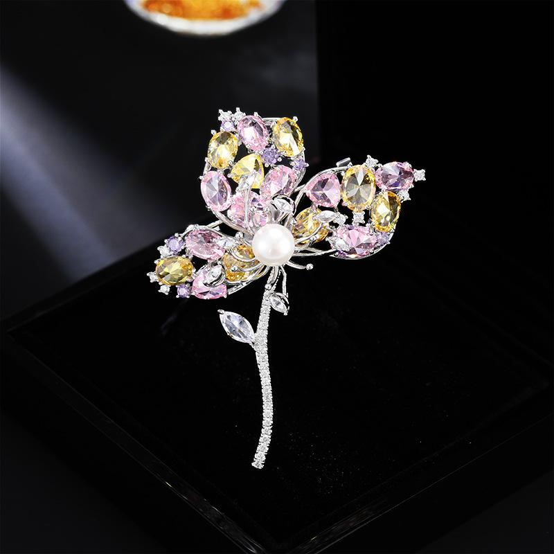 ブローチ レディース 高級感 エレガント 華やか ジルコニア 淡水パール 三つ葉 花束デザイン 銅製電気メッキ加工 シルバー ピンク 上品 煌めく 通勤 秋冬 アクセサリー