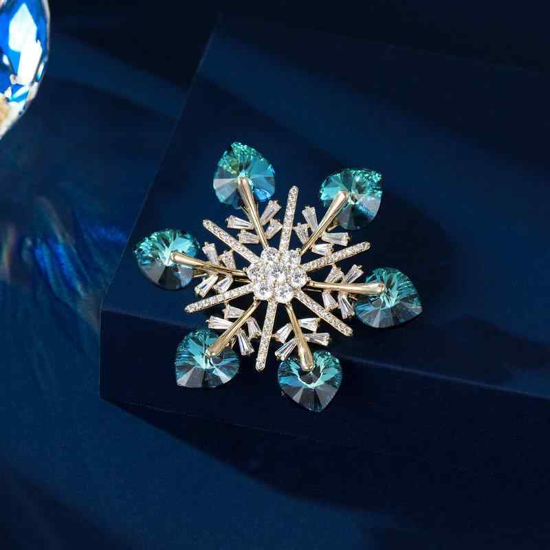 ブローチ レディース エレガント 上品 気品 高級感 煌めく 大ぶり クリスタル 雪の結晶 ハート型モチーフ 銅製 スーツ ジャケット アクセサリー 通勤 オフィス フォーマル パーティー 結婚式 入学式 卒業式 ブルー ホワイト 胸元飾り