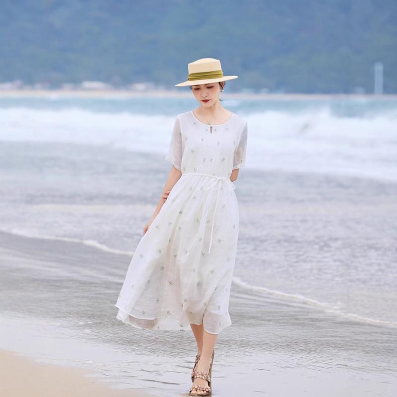 ワンピース レディース ゆったり ロング丈 フレア Aライン レトロ 文芸風 丸首 クルーネック 五分袖 刺・墸 苧麻 リラックス 春夏 リゾート ビーチ ホワイト 飾りボタン｜モズラボ
