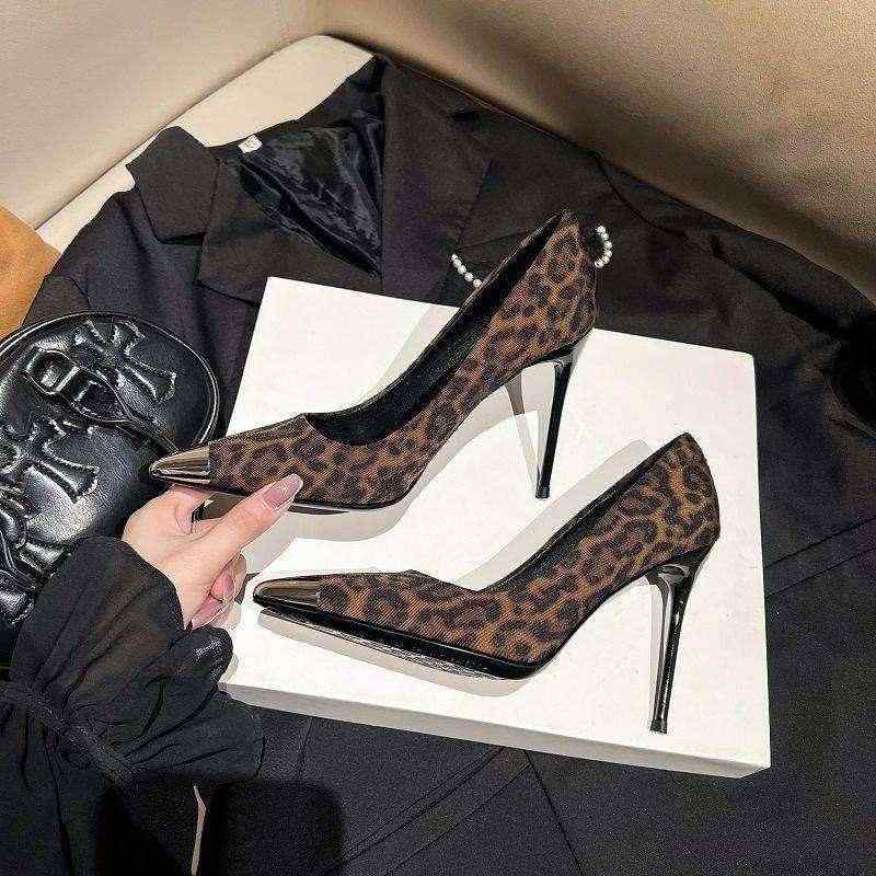 サンダル レディース セクシー フレンチスタイル バックレス メタルチップ メタリックヒョウ柄 ピンヒール 浅履き オープントゥ 8cm 10cmヒール 個性派デザイン 秋物 シンプル