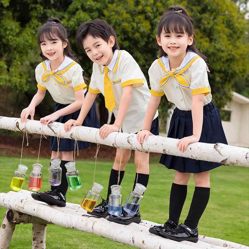 スクールユニフォーム キッズ 男女兼用 幼稚園 小学生用 夏服 英国風 学院風 制服 半袖短パン 綿素材 ボタン開閉 セットアップ 卒業式 記念撮影 発表会 合唱服