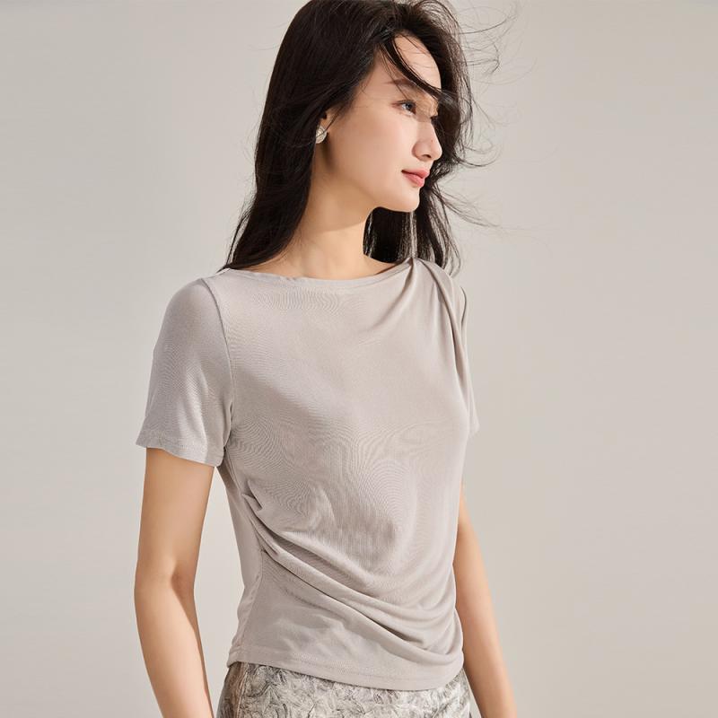 Tシャツ 半袖 カットソー ドレープ感 軽量 薄手 滑らか 光沢感 トリアセテート素材 デザイン シャーリング ギャザー 細見え効果 ボートネック プルオーバー 無地 ミドル丈 春夏 カジュアルスタイル