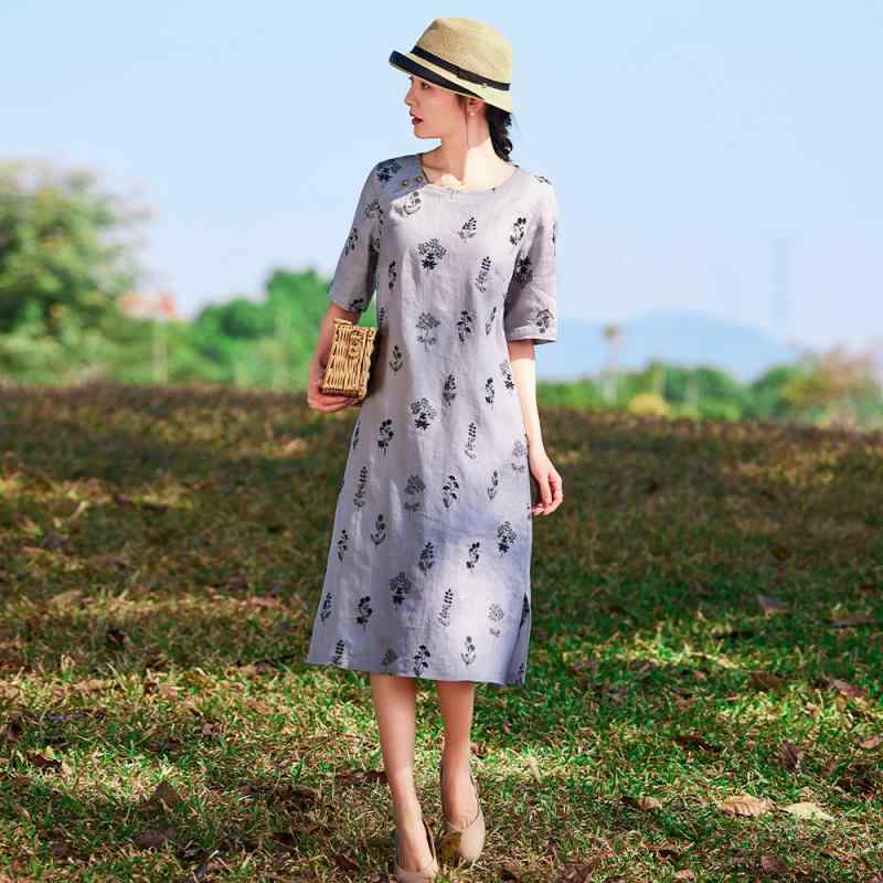 ワンピース レディース 春夏 麻 リネン 高級感 ゆったり ルーズフィット 刺しゅう 花柄 チャイナ風 ラウンドネック 丸首 五分袖 Aライン ロング丈 ポケット付き 前開き ボタン付き レトロ 文芸風 月影灰｜モズラボ