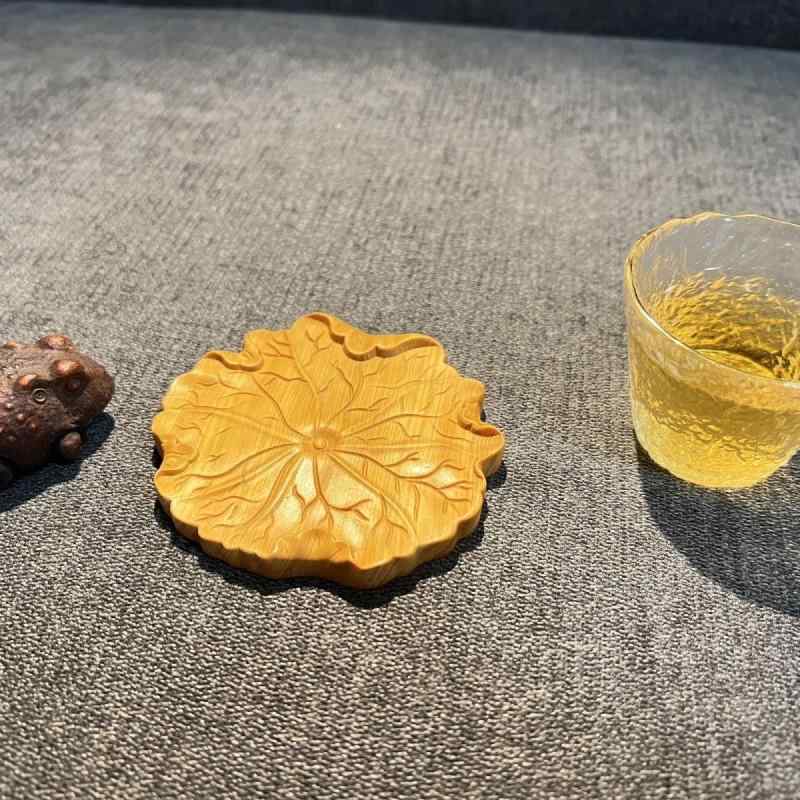 コースター 崖柏木 太行崖柏 天然 実木製 精密彫刻 蓮の葉柄 断熱性 新中国風 モダンテイスト 茶器 ティーポット置き 急須置き 美しい木目 香り高い