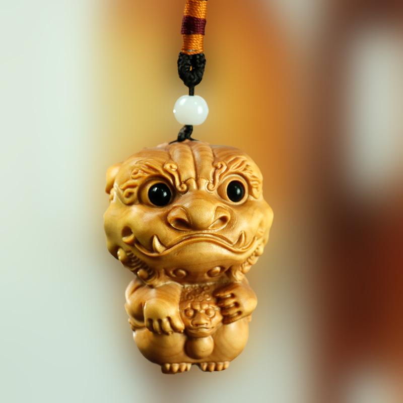 置物 黄楊木 彫刻 招福獅子 縁起物 開運 インテリア オブジェ 天然つげ材 手彫り 工芸品 リビング 玄関 デスク 卓上飾り ストラップ チャーム ペンダント 手持ち飾り 雑貨 アジアン 和風 プレゼント ギフト