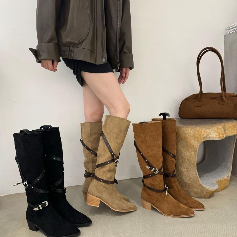 ウエスタンブーツ レディース 女性用 スタイルアップ 通気性 滑り止め 保温性 耐久性 スエード ポインテッドトゥ スタッズ ベルトバックル チャンキーヒール 5cmヒール ロングブーツ 秋冬