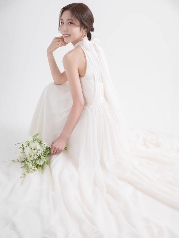 ウェディングドレス レディース エレガント オフショルダー シフォン Aライン ロング ノースリーブ 白 結婚式 二次会 前撮り リゾート婚 草坪式 披露宴 フォトウエディング フェミニン|モズラボ