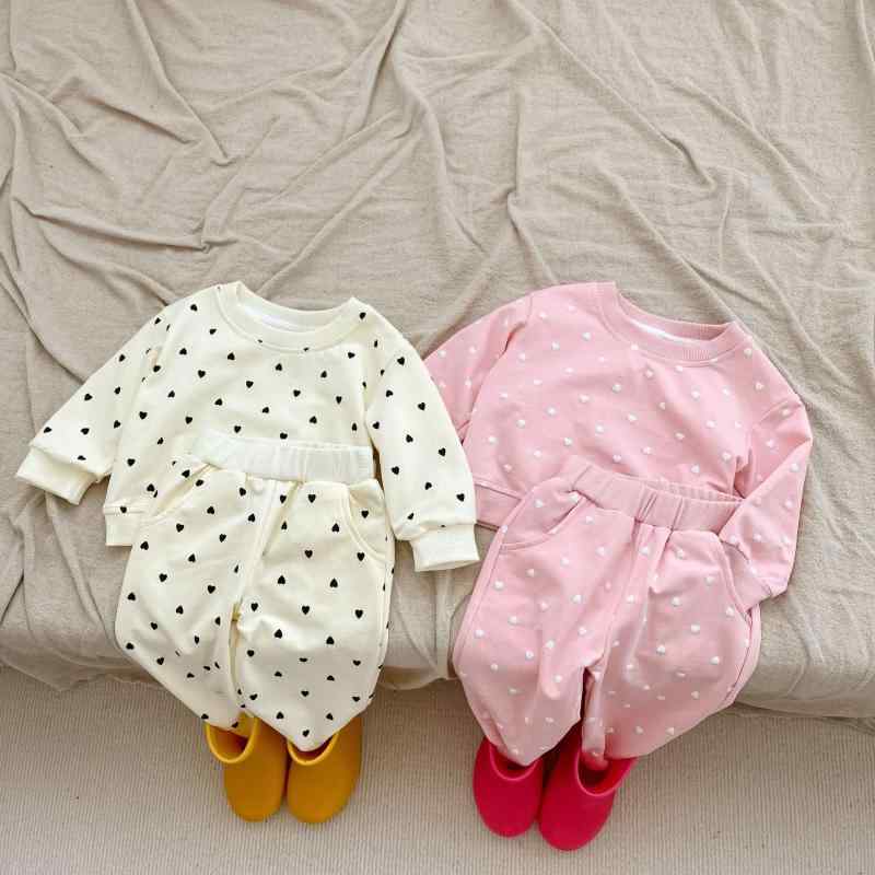 ベビー服 女の子 セットアップ 秋冬 長袖 ハート柄 プリント クルーネック 丸首 トップス ロングパンツ 上下セット 綿 コットン ルームウェア 部屋着 普段着 ピンク ベージュ かわいい おしゃれ カジュアル