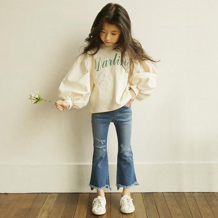 キッズ パンツ 女の子 ジュニア ウエストゴム 伸縮性 ミッドライズ 柔らか肌触り 韓国風 ダメージ加工 切りっぱなしフリンジ 微フレア ブーツカット デニム ジーンズ 九分丈 アンクル丈 おしゃれ かわいい カジュアル 綿混 春秋 白 ブルー