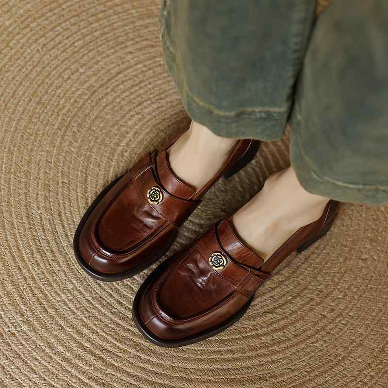 革靴 レディース 本革 牛革 太ヒール ローファー パンプス レトロ クラシック ラウンドトゥ カメリア 深めカット スリッポン 秋冬 通勤 デイリーユース|モズラボ