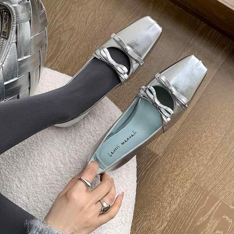 メリージェーンシューズ レディース 女性用 インヒール スタイルアップ効果 浅履き スクエアトゥ ミドルヒール ダブルリボン フレンチレトロ エレガント 上品 シルバー 銀色 羊革エナメル スリッポン デイリーユース 普段使い オールシーズン|モズラボ