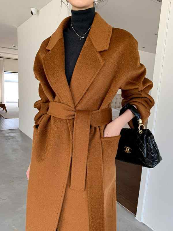 コート レディース 高級感 ダブルフェイス カシミヤウールブレンド 水波柄 ロング丈 ゆったり ガウン風 テーラードカラー ウエストマーク キャラメル 通勤 オフィス きれいめ｜モズラボ