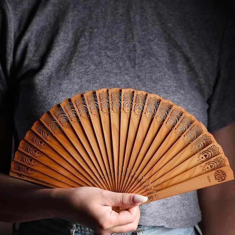 扇子 崖柏 紅木 木彫り 彫刻 蘇扇 新中国風 折り畳み ギフト ビジネス 記念品 インテリア置物 小物 祥雲柄 福文字柄 高級感 おしゃれ