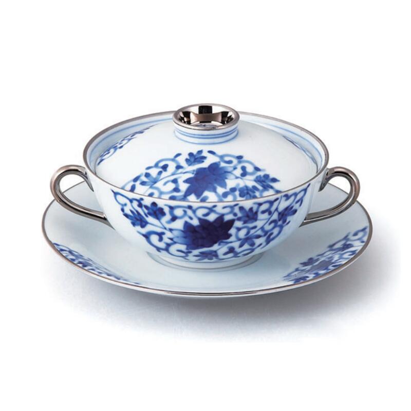 送料無料 有田焼 染付 華 唐草 スープ 蓋 付 11 6cm スープカップ ブイヨン カップ 蓋 ソーサー 皿 日本製 国産 おしゃれ プレゼント 贈り物 贈答品 母の日 お祝い 食事会 パーティー 和食器 洋食器 茶碗 湯呑 飲食店 業務用 プロ使用