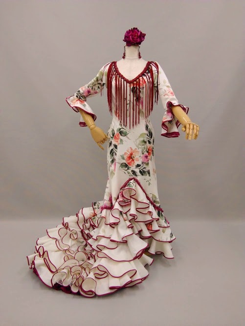 フラメンコ衣装　ファルダ　赤と白の水玉模様 楽天市場】フラメンコ衣装 大きいサイズクイーンサイズ 赤白水玉