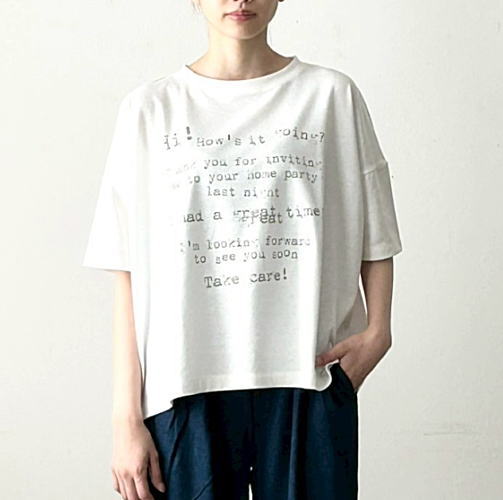 mao made(マオメイド)ウォッシャブル プレーティング 天竺 プリント タイプライター ロゴ お手紙 TEE