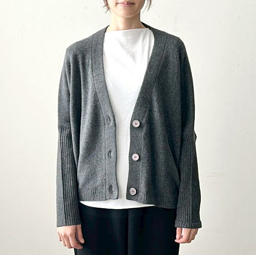 mao made(マオメイド)　コンパクトVネックカーディガン｜natural standard