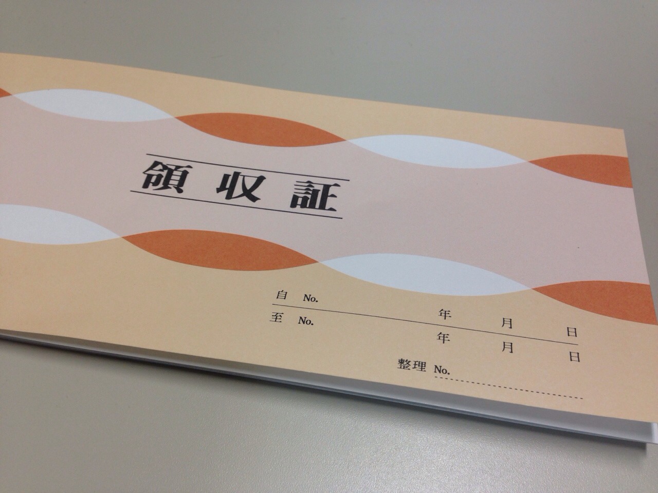 楽天市場 領収証印刷 2枚複写 複写式 冊 1冊50組 R531 領収証 領収書 印刷 発行 書類 オーダーメイド印刷 手書き 既製品デザイン 名入れ印刷 名入れ 領収証印刷 地紋 飾り罫 レイアウト テンプレート 雛形 控え おしゃれ 社名入り 但し書き ミシン目 伝票印刷製本の