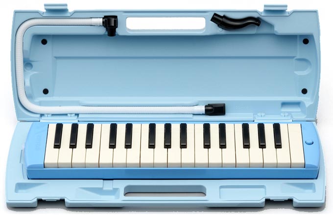 【なんと６年保証】で断然お得！ヤマハ ピアニカ P-32Eブルー（本体+ケース+ホース+唄口）のセットです。【32鍵盤】【鍵盤ハーモニカ】 もれなく『どれみクロスプレゼント！』
