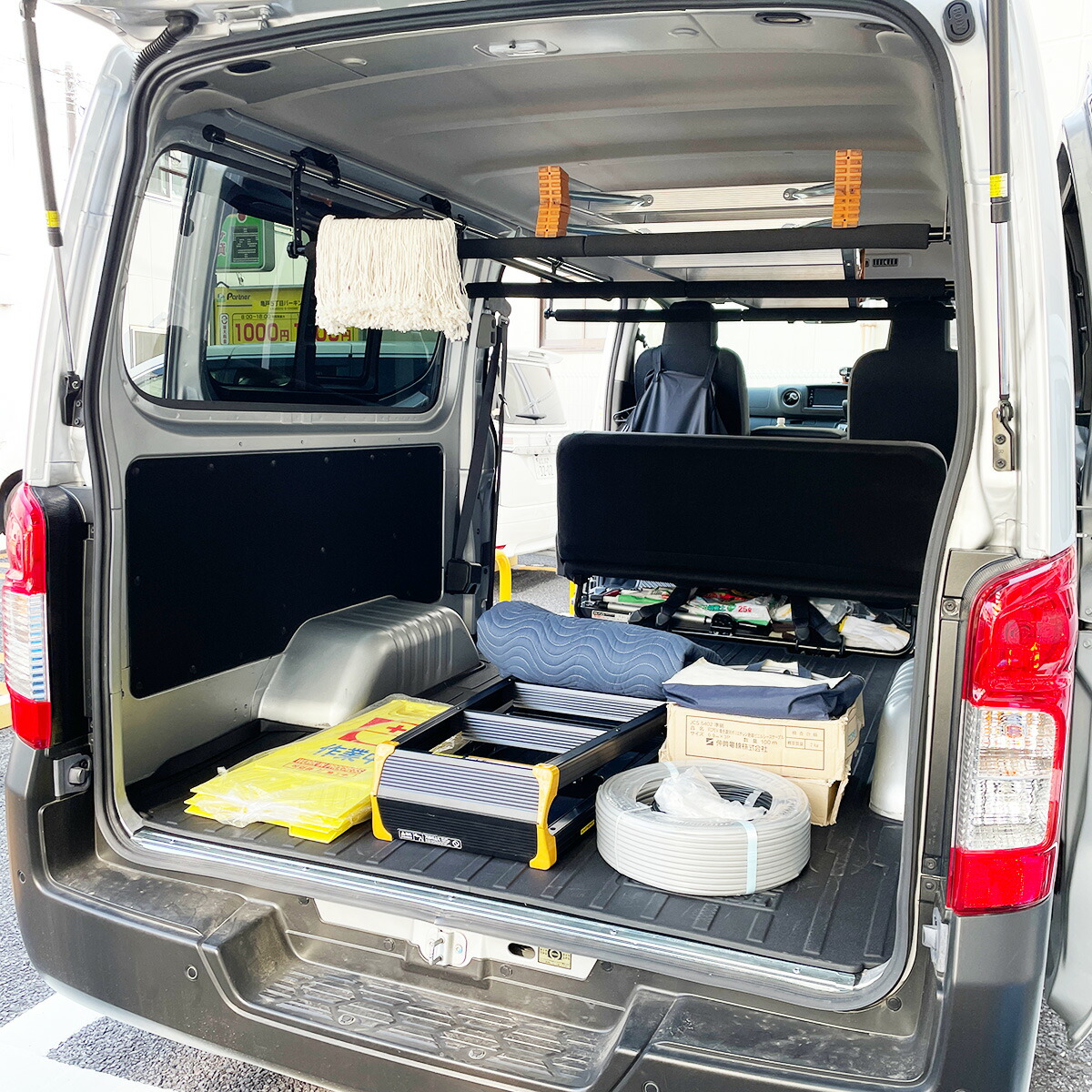 [NAMINORIKOZOU] NV350 キャラバン DX・VX サイドバー&凸スライドバー3本セット 延長ステー・パッド付 車内キャリア スノーボード サーフィン ロングボード スキー 脚立 ロッドホルダー 車中泊 釣り 職人棚 ルーフ インナー 室内 車 ラック 棚 荷室 荷台 天井 収納｜なみのりこぞう　店