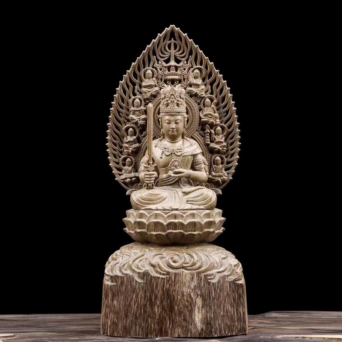 【木彫】虚空蔵菩薩座像（こくうぞうぼさつ） 仏教美術 仏像 仏教工芸品 ツゲの木 黄楊木 沈香木 木彫り お寺、オーダー  コレクション 職人手作り 美術品 室内飾り 彫刻工芸品 置物 高さ:32CM