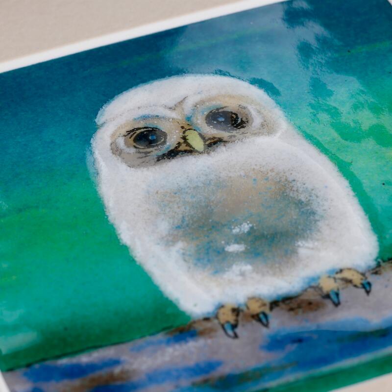 京七宝焼　七彩工房　　　カラフルなフクロウの絵画 つぶらな瞳のフクロウ（青） – 【京都・宇治】七宝焼絵画制作工房