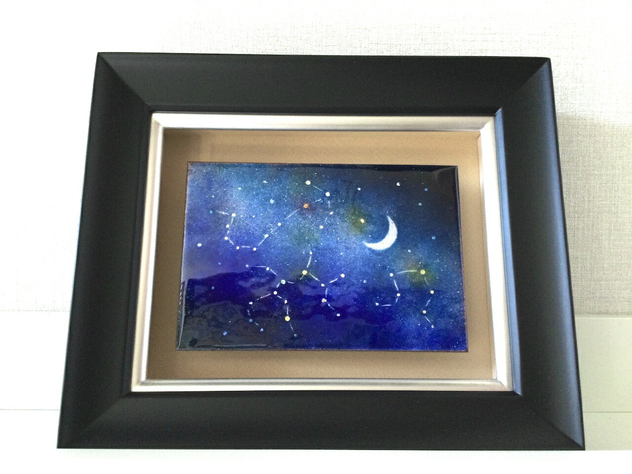 星座BOX(M)-D 七宝焼 七宝焼き 七宝絵画 額 絵 絵画 アート フレーム インテリア 壁掛け 絵画額入り 額縁付き 誕生日 記念日 母の日 父の日 お祝い プレゼント 結婚祝い 新築祝 夜空 星 満月 宇宙 星座|七彩工房