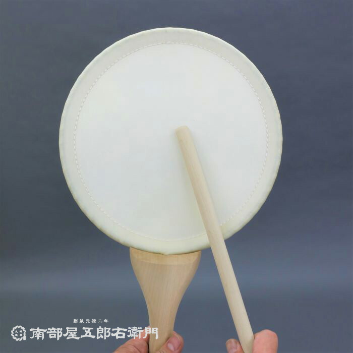 団扇太鼓1尺 革面直径30cm ばち付 無地うちわ太鼓 うちわたいこ ウチワタイコ Uchiwa 平たいタイコ 柄の付いた太鼓 和太鼓 牛革 牛皮 演奏 日蓮宗 御会式 お会式 南無妙法蓮華経 法華宗 天理教 宗教 仏教 仏具 佛具 歩きながらたたく太鼓 応援 ばち付 Umu Ac Ug