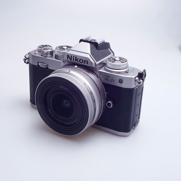 【中古】 (ニコン) Nikon Z FC 16-50 VR ﾚﾝｽﾞｷﾂﾄ ｼﾙﾊﾞｰ【中古写真機 デジタル一眼】 位置づける：AB
