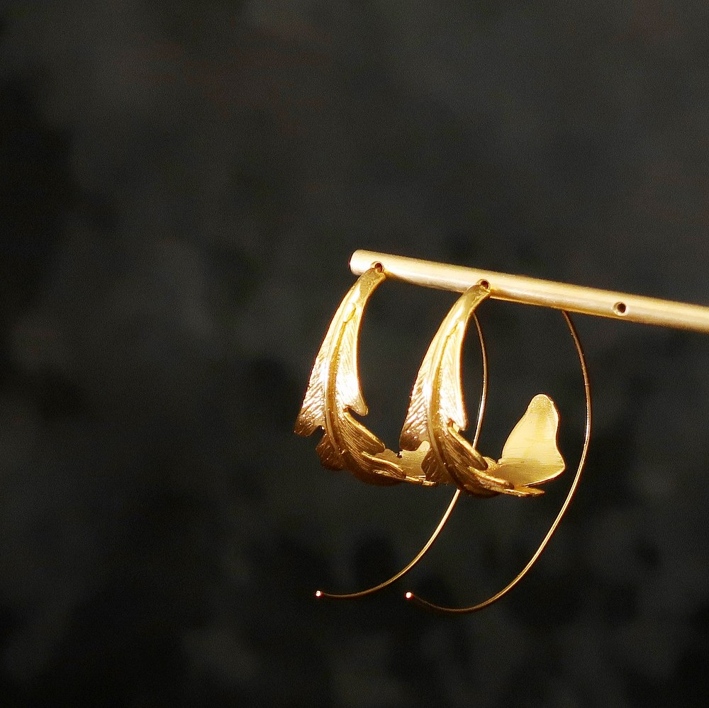 【唯一無二。圧倒的な存在感】ピアス レディース 22金 22K フックピアス フープピアス アンティーク ゴールド ピアス リーフ 葉っぱ 植物 モチーフ 金運 開運 幸運 縁起物 ラッキーモチーフ 大きめ ボリューム nanotta AER028 ブランド 人気 ランキング