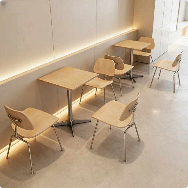 カフェテーブル チェア セット 2人用 4人用 北欧風 木製 カフェ風 ダイニングセット 正方形 1本脚 荷物掛けフック付 椅子 背もたれ付き ナチュラル モダン おしゃれ 飲食店 喫茶店 ベーカリー レストラン 接客 打ち合わせ 省スペース 店舗什器 業務用｜NeoMart
