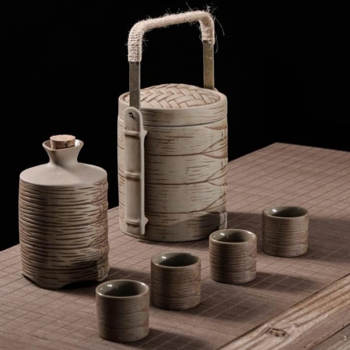 酒器セット 陶器 日本酒 おしゃれ 手作り 徳利 お猪口 4客 提げ手付き 伝統的 焼き物 和風 冷酒 熱燗 焼酎 居酒屋 カフェ レストラン 飲食店 贈り物 ギフト 敬老の日 父の日 職人 逸品｜NeoMart