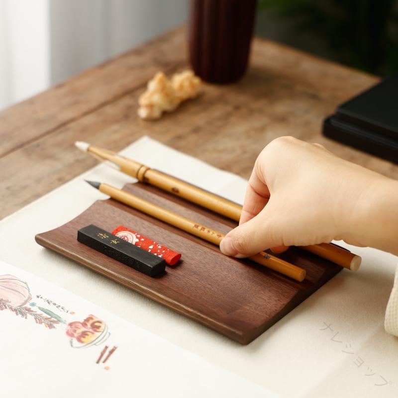 筆置き 書道 おしゃれ ウォールナット 無垢材 木製 置物 習字 絵画 水彩 墨床 文房具 レトロ ナチュラル 装飾品 事務用品 シンプル 筆置 筆スタンド 筆架 筆置台 筆置き台 書道用品 筆収｜ナレショップ
