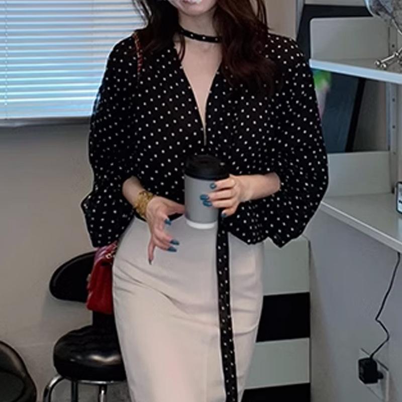 シャツ レディース 女性用 Vネック リボンタイ ブラウス ドット柄 水玉模様 長袖 ゆったりシルエット シンプル ベーシック おしゃれ きれいめ 上品 通勤 オフィス カジュアル 綿 コットン トップス 黒 白(x2)