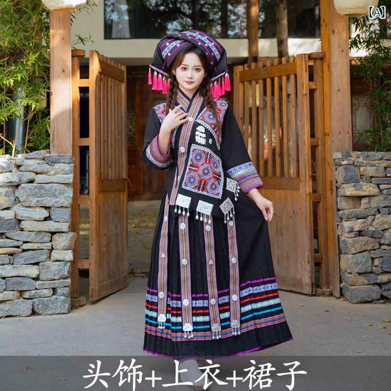 少数民族衣装 麻塘村の民族衣装はろうけつ染とマイクロプリーツのミニスカでした