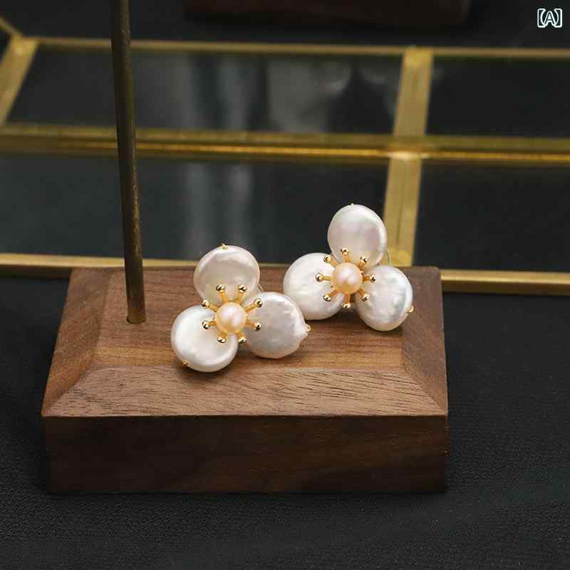 ピアス レディース 女性用 天然パール パール フラワー 花モチーフ 高級感 上品 かわいい フェミニン 個性的 ユニーク クラシック レトロ アンティーク調 ハンドメイド 色あせしにくい 秋冬 お洒落 デート 普段使い スタッドピアス アクセサリー
